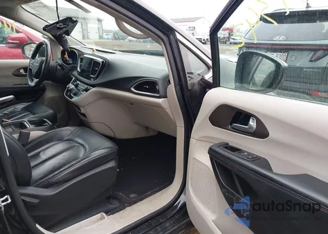 2017 Chrysler Pacifica Touring-L z USA, uszkodzony, nr VIN 2C4RC1BG1HR785113